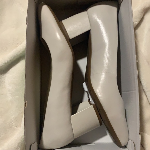 NWT cream colored heels - Picture 5 of 6